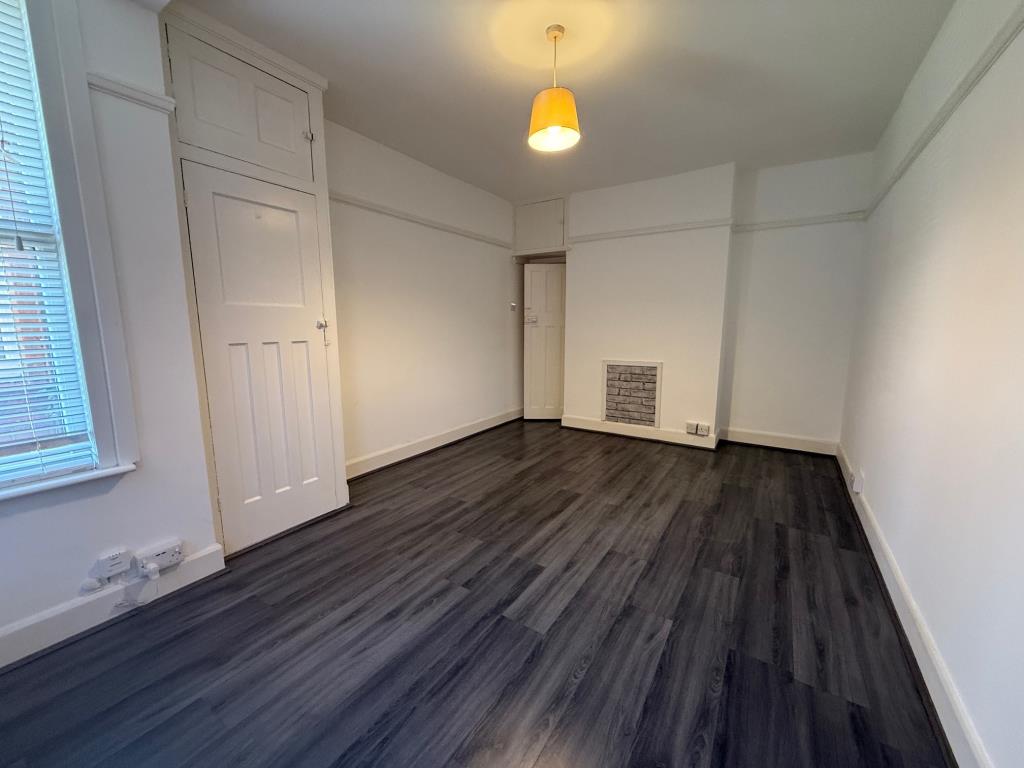 Lot: 93 - GROUND FLOOR APARTMENT WITH DIRECT ACCESS TO COMMUNAL GARDENS - Bedroom come reception space